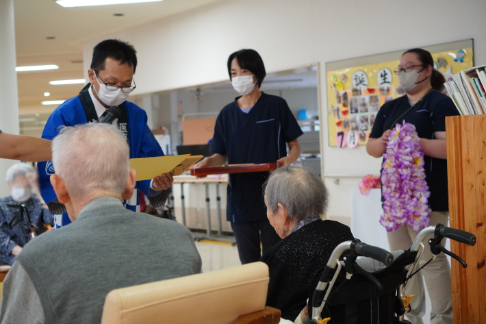 当日のセレモニー 利用者様へ賞状を渡す